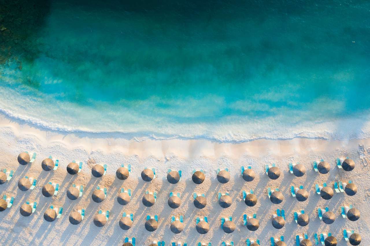 Widok z lotu ptaka marmurowej plaży puzzle online
