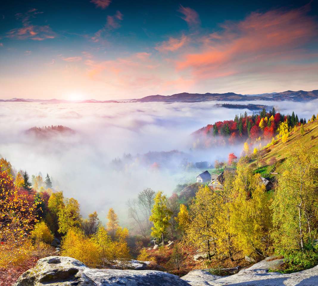 Kolorowy wschód słońca jesieni w Karpatach. Sokilsky Ridge, Ukraina, Europa. puzzle online
