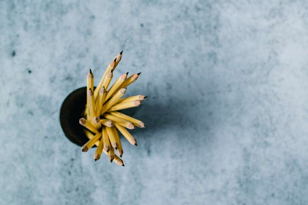 żółty kwiat na szarej powierzchni puzzle online