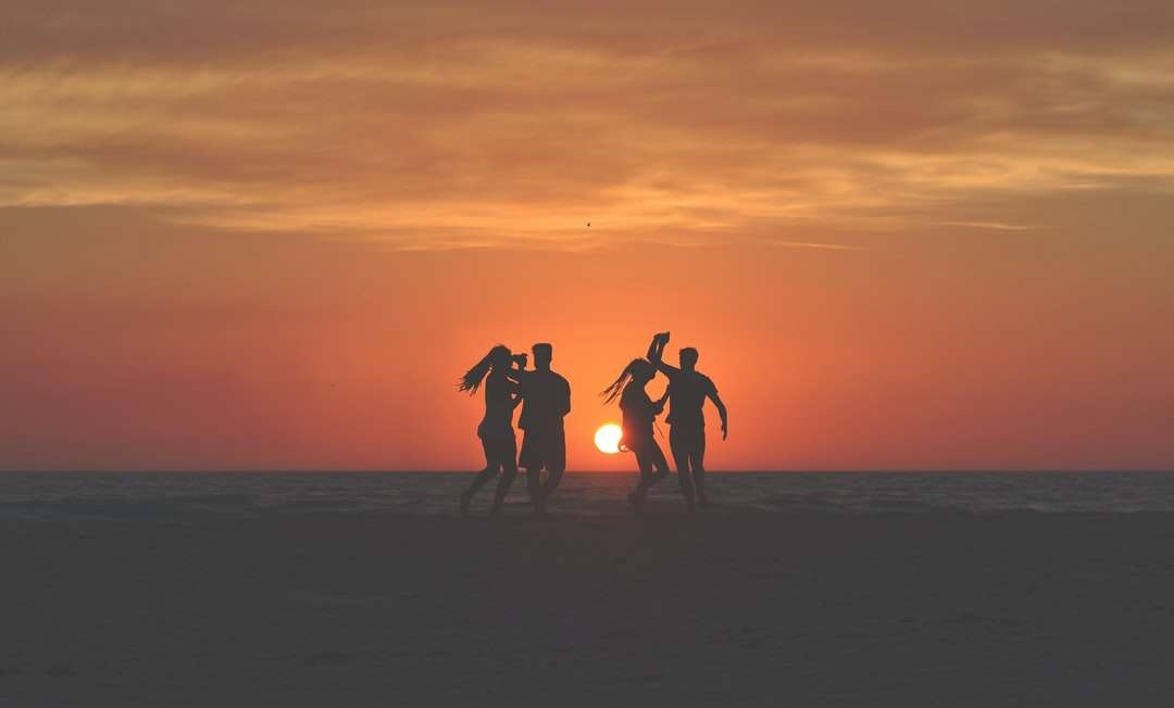 Sylwetka Zdjęcie czterech osób tańczy na piaskach puzzle online