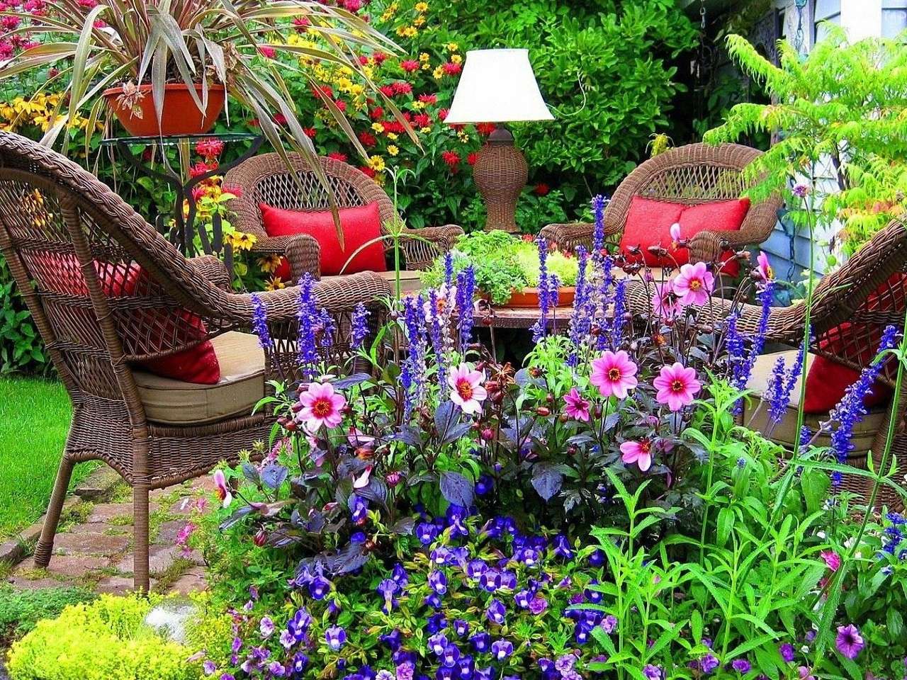 Kącik kawowy z kwiatami w ogrodzie puzzle online