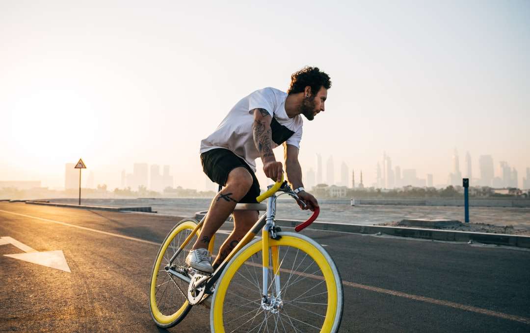 Mężczyzna jazda na rowerze na drodze w ciągu dnia puzzle online