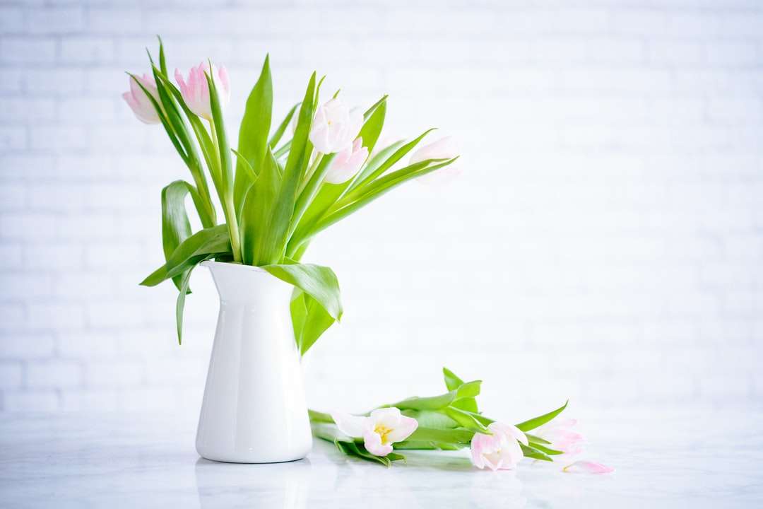 Różowe tulipany na białym wazie puzzle online
