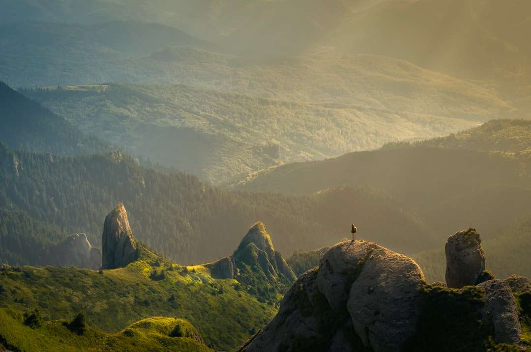 Fotografii krajobrazu góry uderzają przez promienie słońca puzzle online