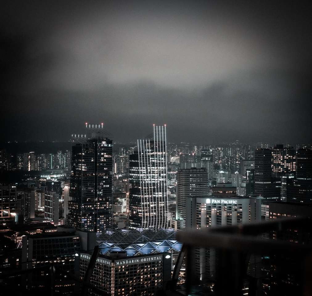 Ορίζοντας της πόλης κατά τη διάρκεια της νύχτας παζλ