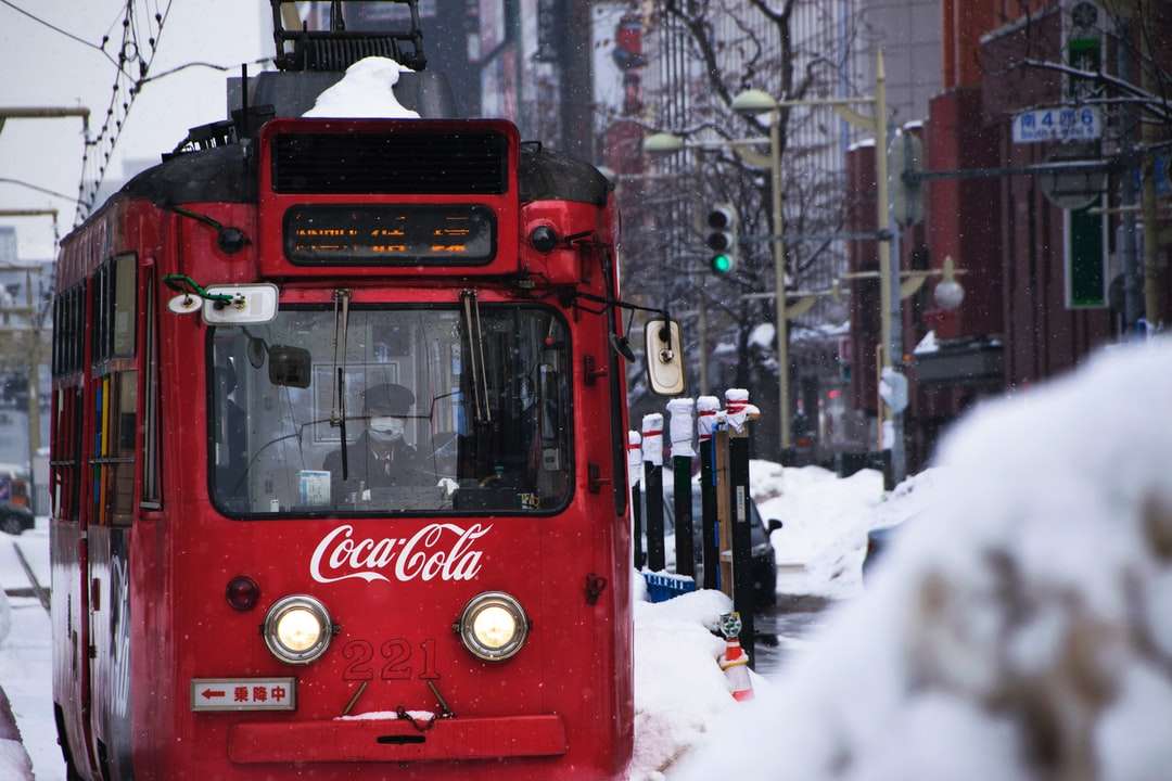 Red Cola-Cola Tramwaj podczas śniegu puzzle online