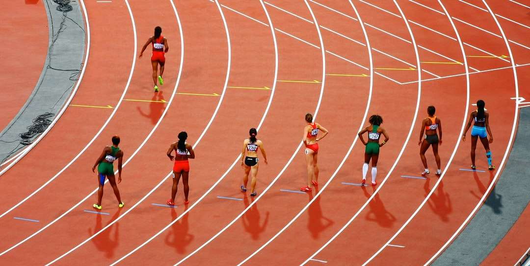 Kobiety biegające na wyścigu w ciągu dnia puzzle online