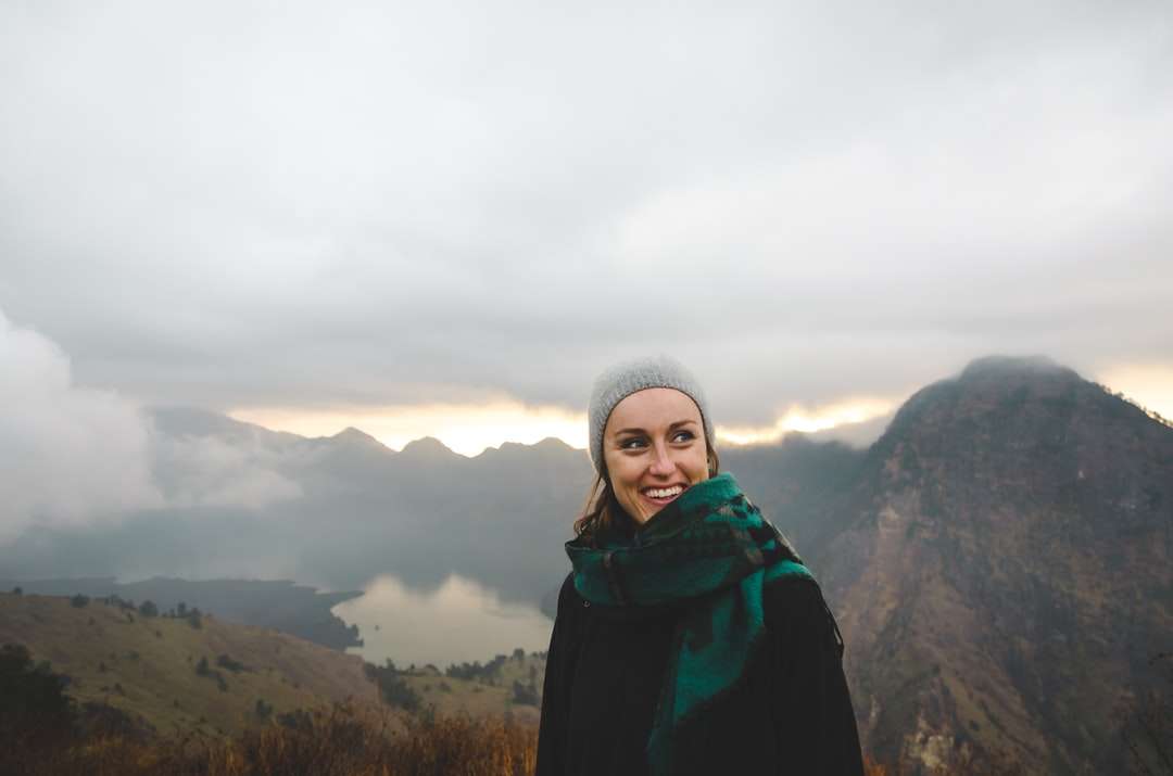 uśmiechnięta kobieta nosząca zielony szalik puzzle online