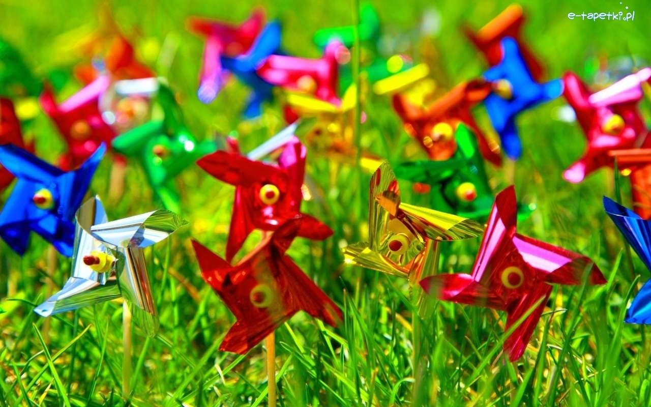 Wiatraczki w trawie puzzle online