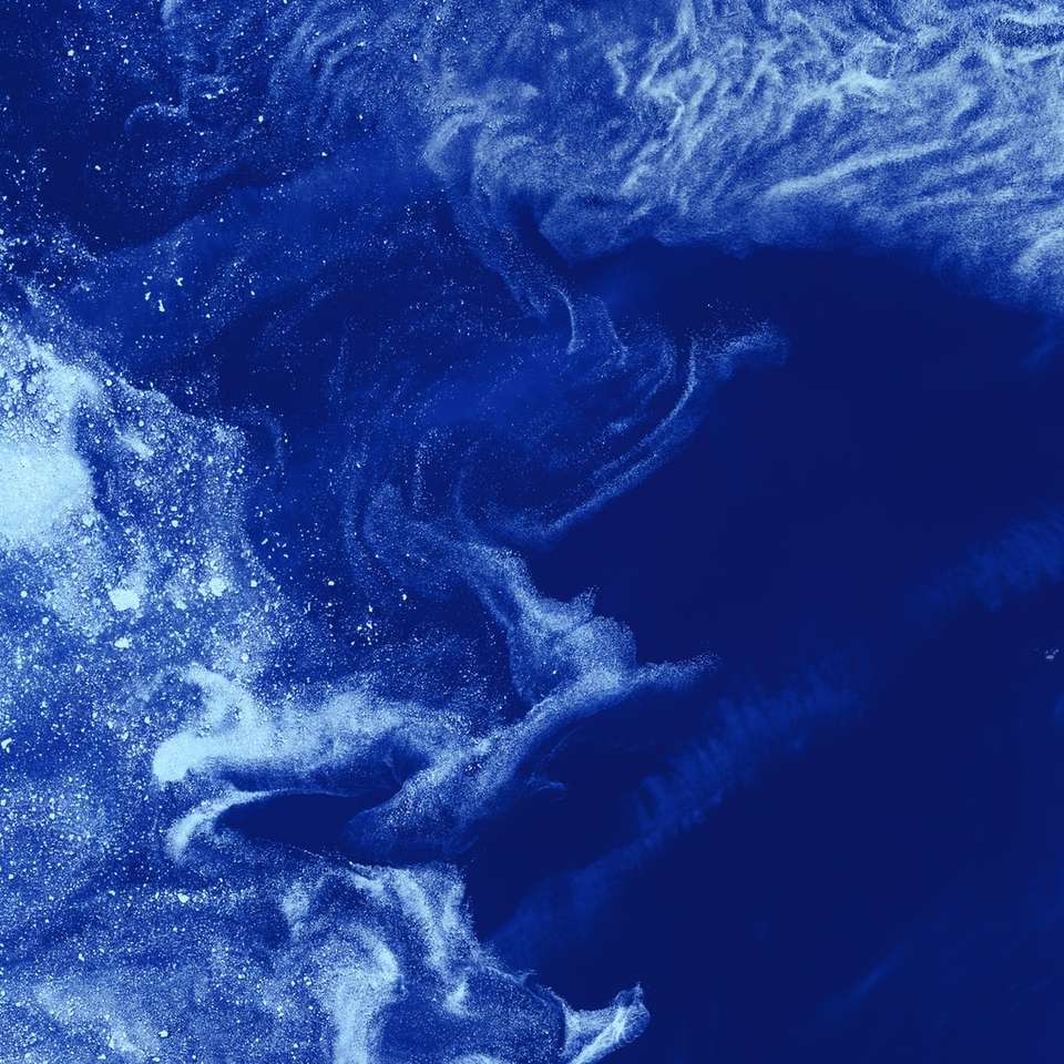 Niebieskie i białe fale oceanu puzzle online