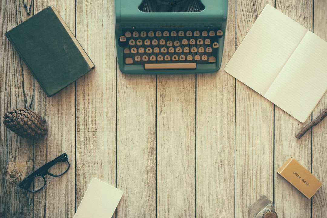 vintage, turkusowa maszyna do pisania obok książki puzzle online