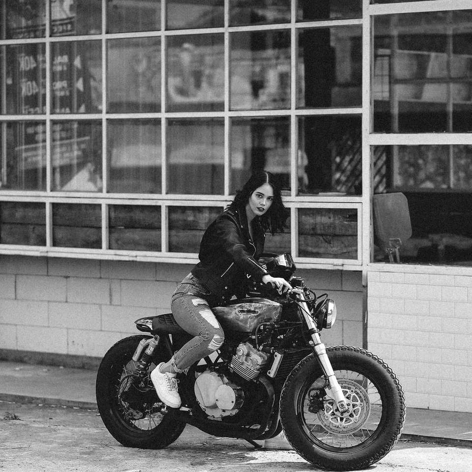 Skala szarości Zdjęcie człowieka jazda motocyklem puzzle online