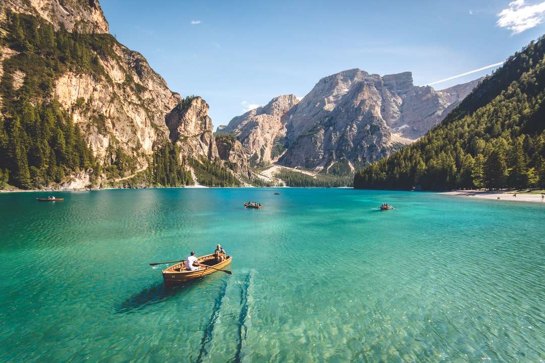 Trzy brown drewniana łódź na błękitnym jeziorze woda zrobiona w ciągu dnia puzzle online