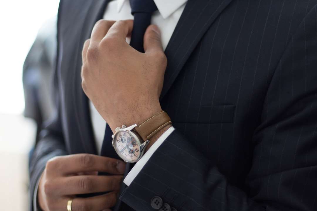 mężczyzna noszący zegarek w czarnym garniturze puzzle online