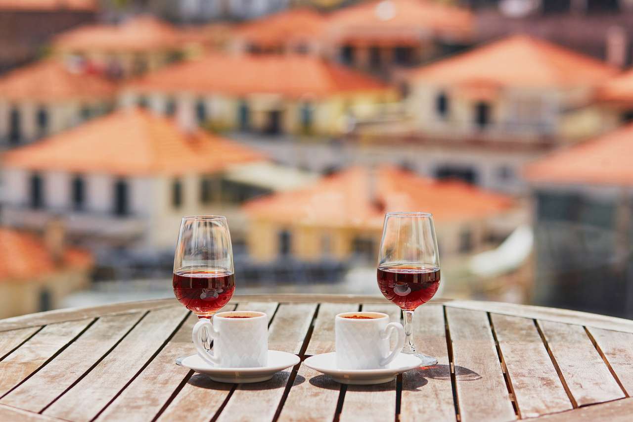 Dwie szklanki wina Madeira i dwie filiżanki świeżej kawy espresso w kawiarni ulicy z widokiem na miasto Funchal, Madera, Portugalia puzzle online