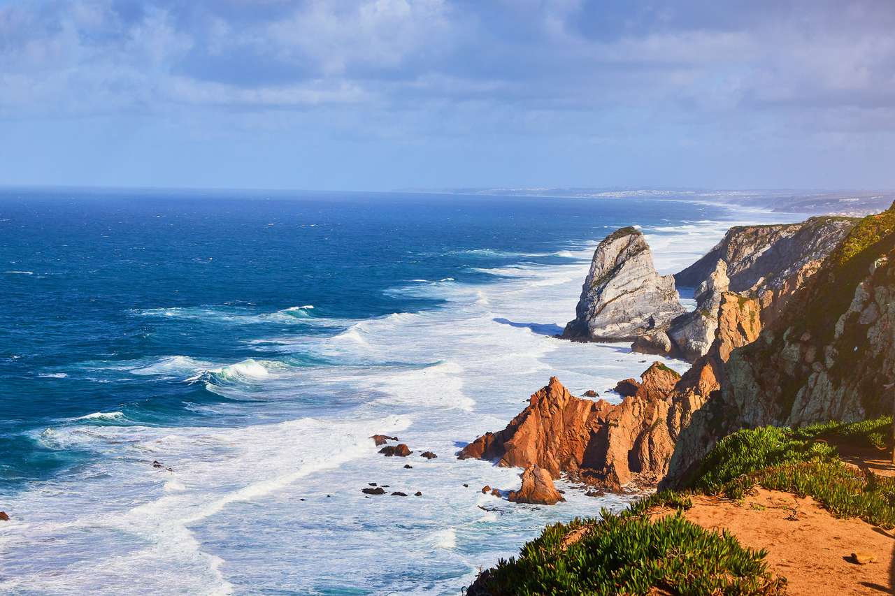 Cabo da Roca, Portugalia. Latarnia morska i klify nad Oceanem Atlantyckim, najbardziej zachodnie punktem kontynentalnym europejskim. puzzle online