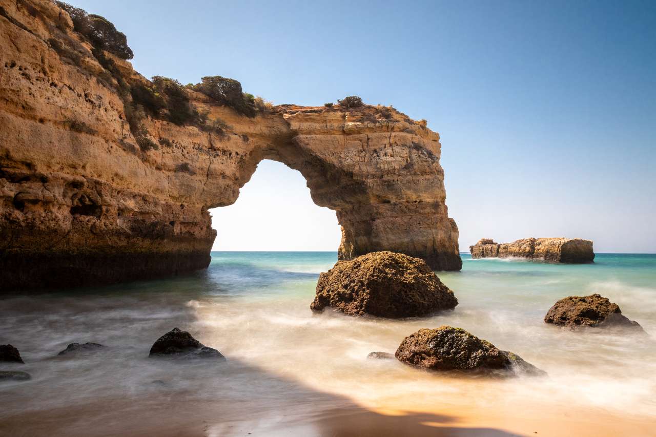 Kamienny łuk w Praia de Albandeira, Lagoa, Algarve, Portugalia puzzle online