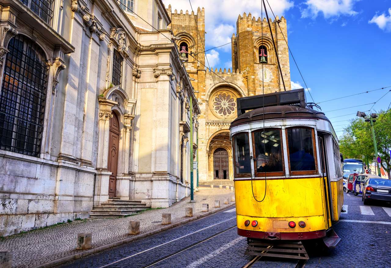 Historyczny żółty tramwaj przed katedrą Lizbony, Alfama, Lizbona, Portugalia puzzle online
