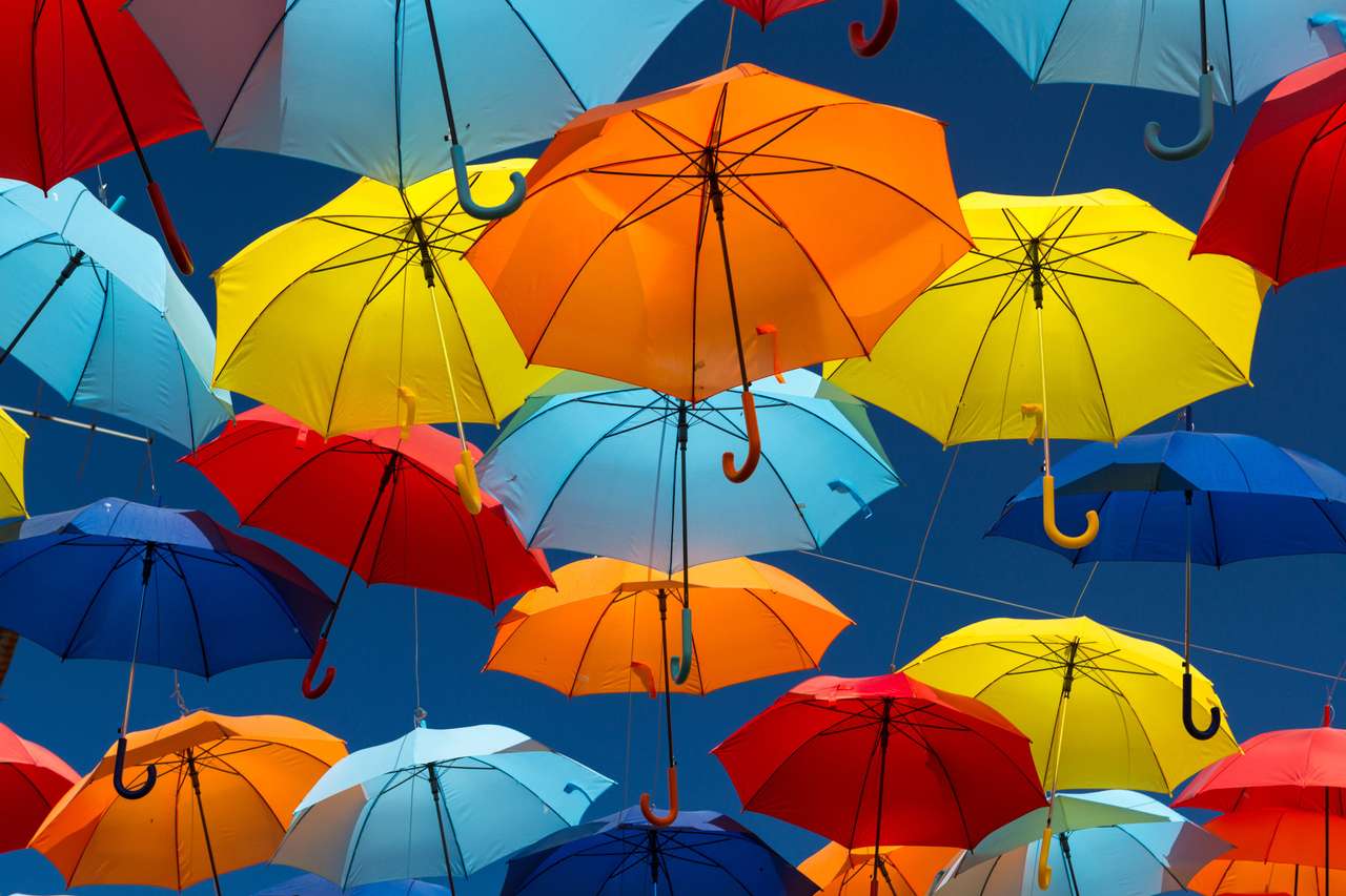 Dużo parasoli barwiących niebo w mieście Agueda, Portugalia puzzle online
