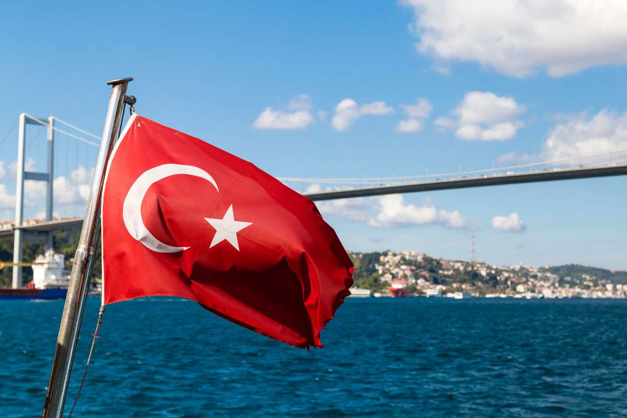 Turecka flaga widok z Bosphorusa, z morzem i mostem puzzle online