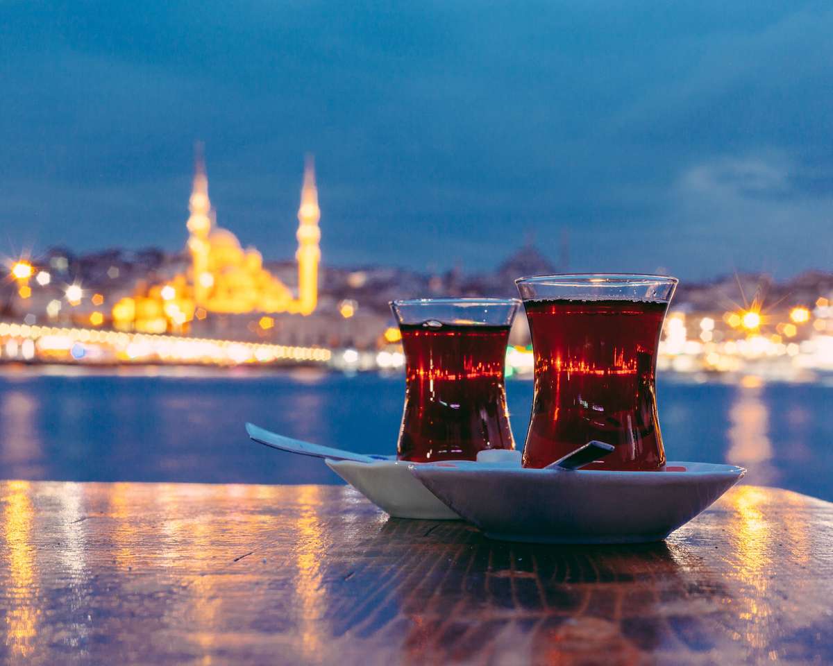 Typowa turecka herbata z Stambułowym miastem na tle puzzle online