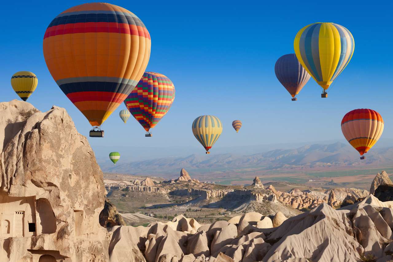 Niesamowita atrakcja - balony gorące powietrze latające nad niezwykłym skalistym krajobrazem w Kapadocji, Turcja puzzle online