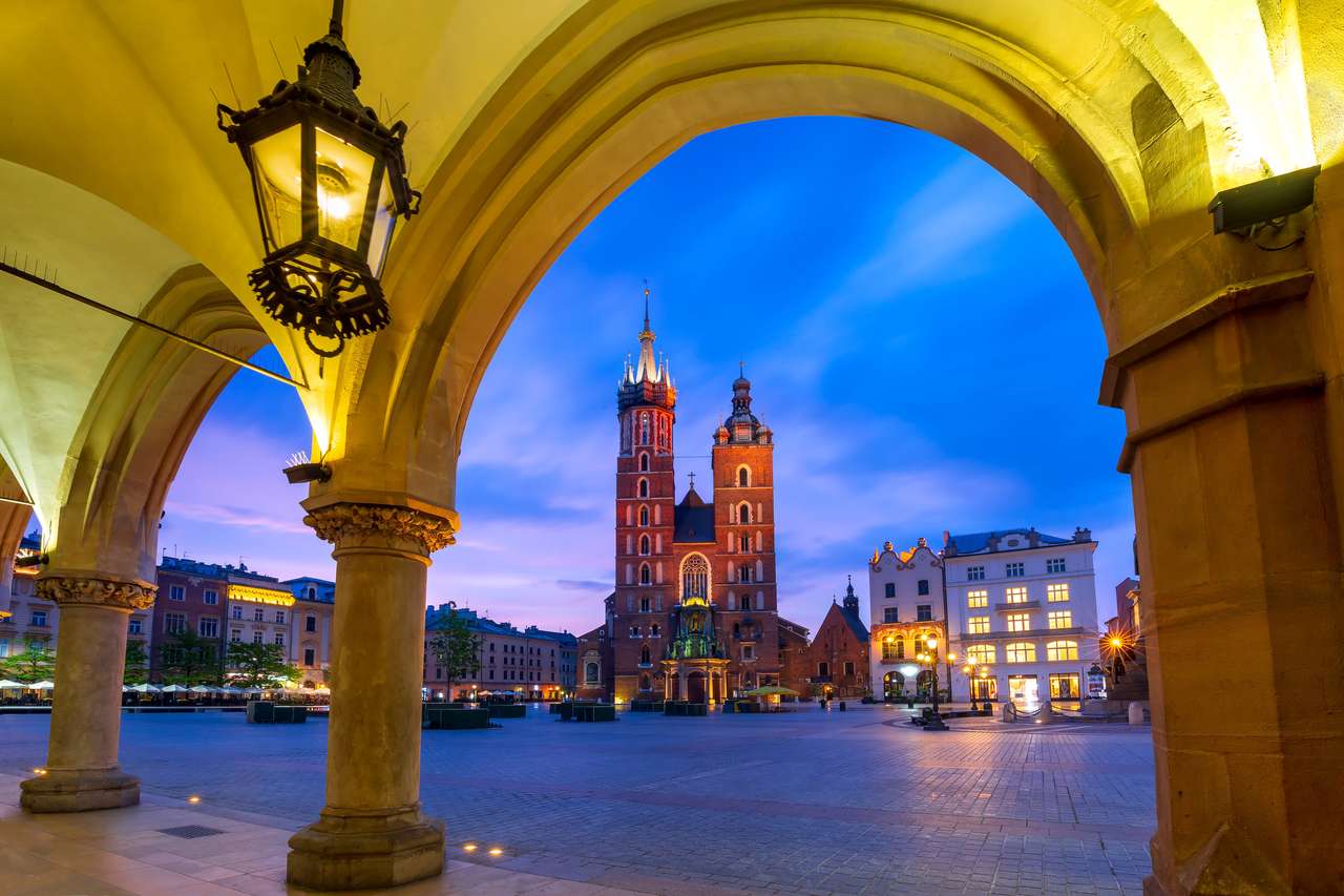 Bazylika Saint Mary na średniowiecznym rynku głównym, jak widać z krakowskiej ściereczki zatrzymaną o zachodzie słońca, Kraków, Polska puzzle online