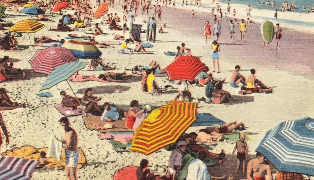 Ludzie na plaży w ciągu dnia puzzle online