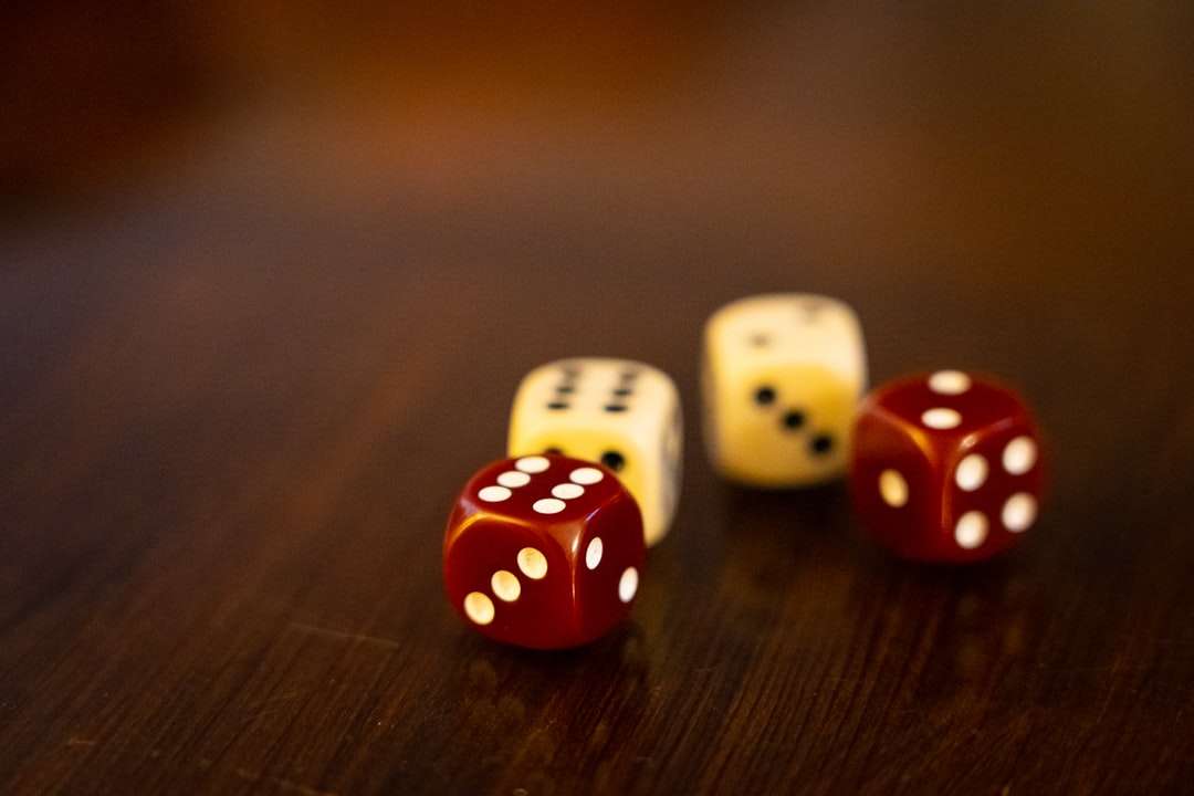 Siedem białych i czerwonych kostek na brązowym drewnianym stole puzzle online