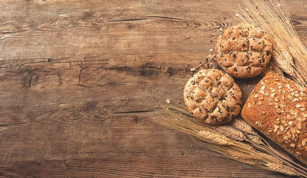 Ciasteczka, chleb i pszenica na stole puzzle online