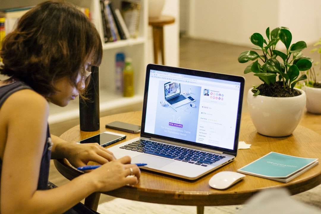 kobieta przeglądająca na swoim laptopie puzzle online