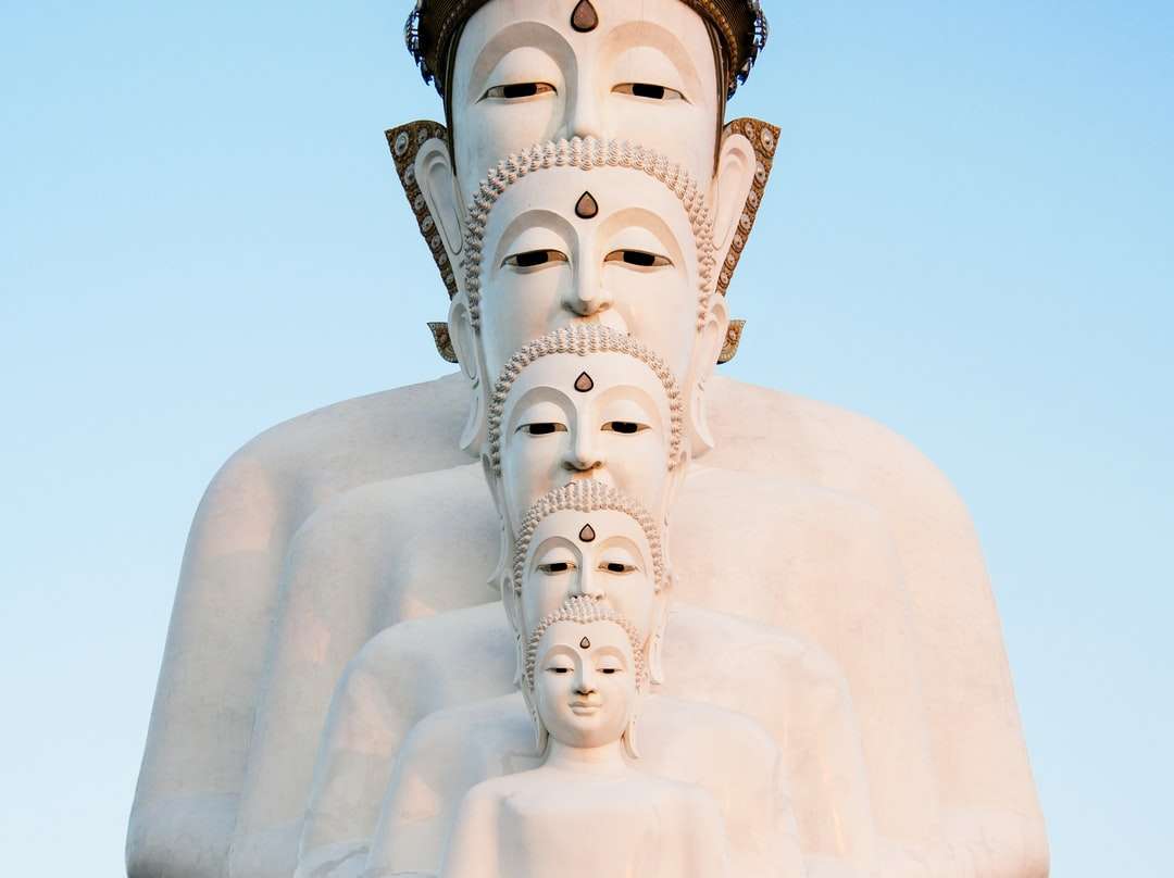 Vit Buddha staty under dagtid pussel