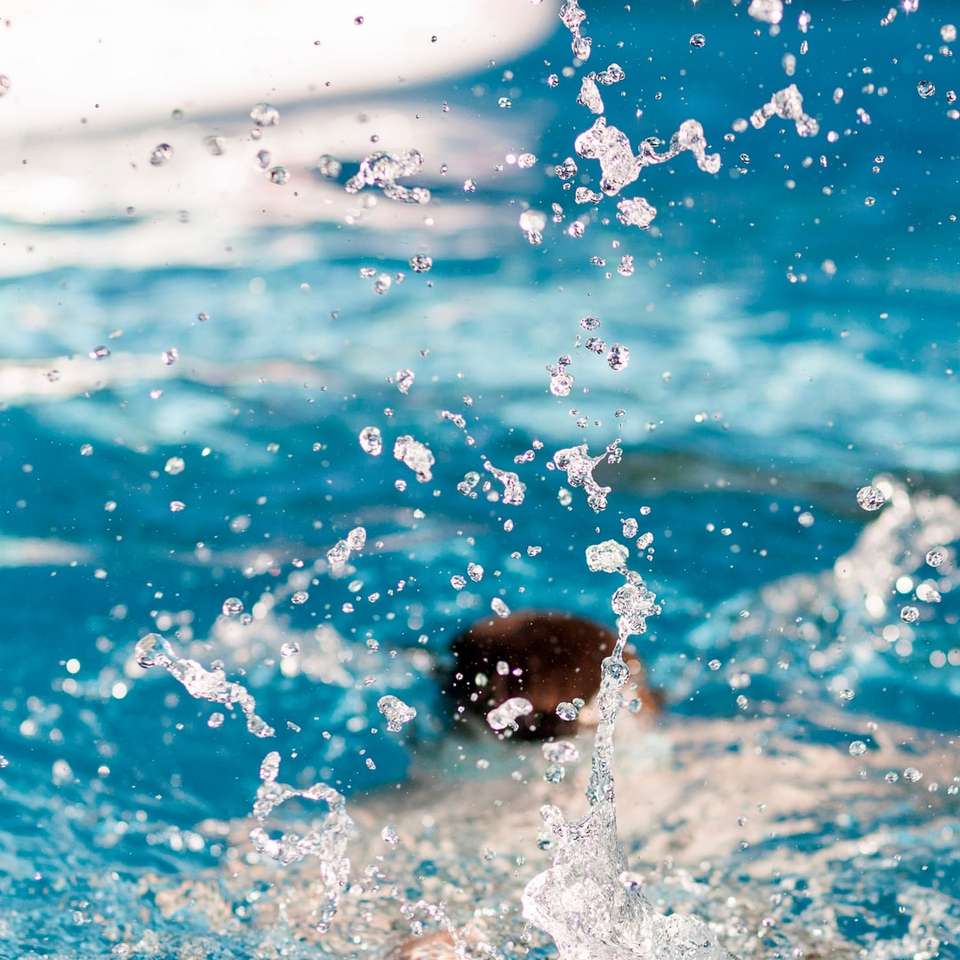 Osoba nurkowania na basenie rozpryskiwania wody puzzle online