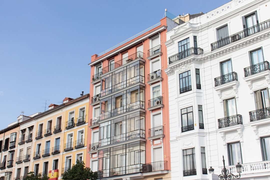 Biały i brązowy betonowy budynek pod błękitnym niebem puzzle online