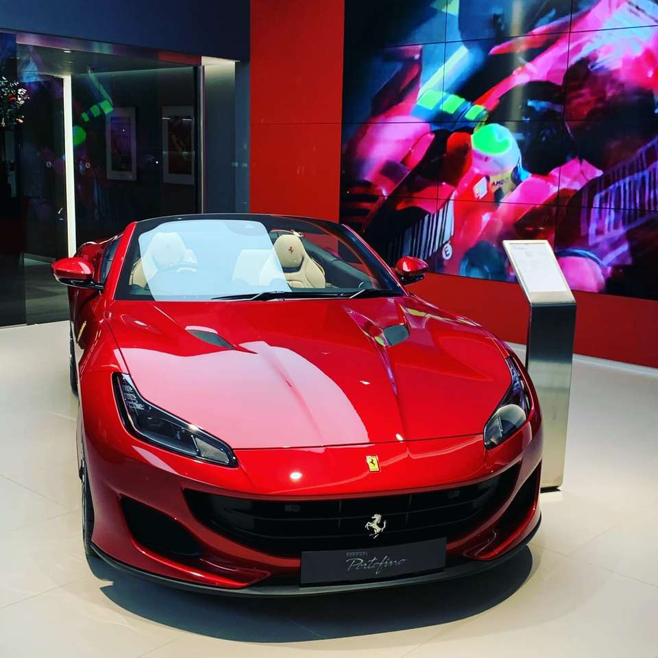 Czerwony samochód sportowy Ferrari w pokoju puzzle online