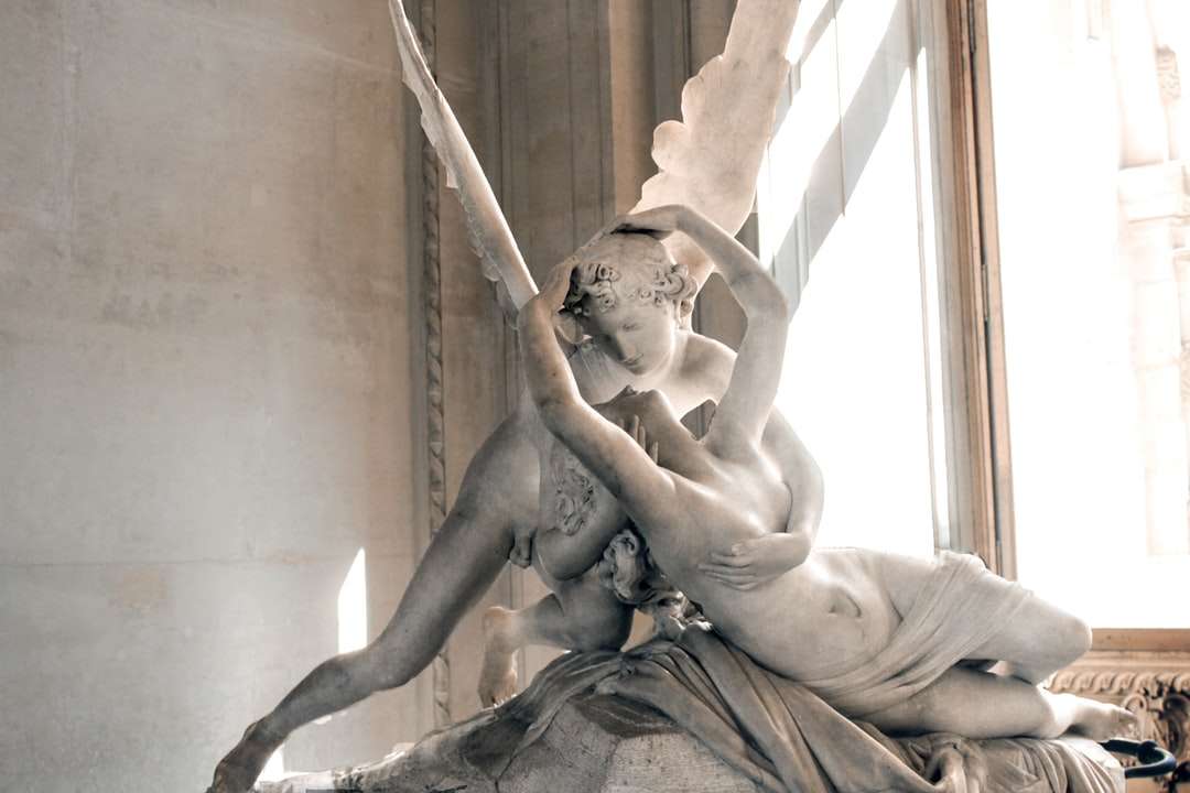 kobieta i anioł całuje statua puzzle online