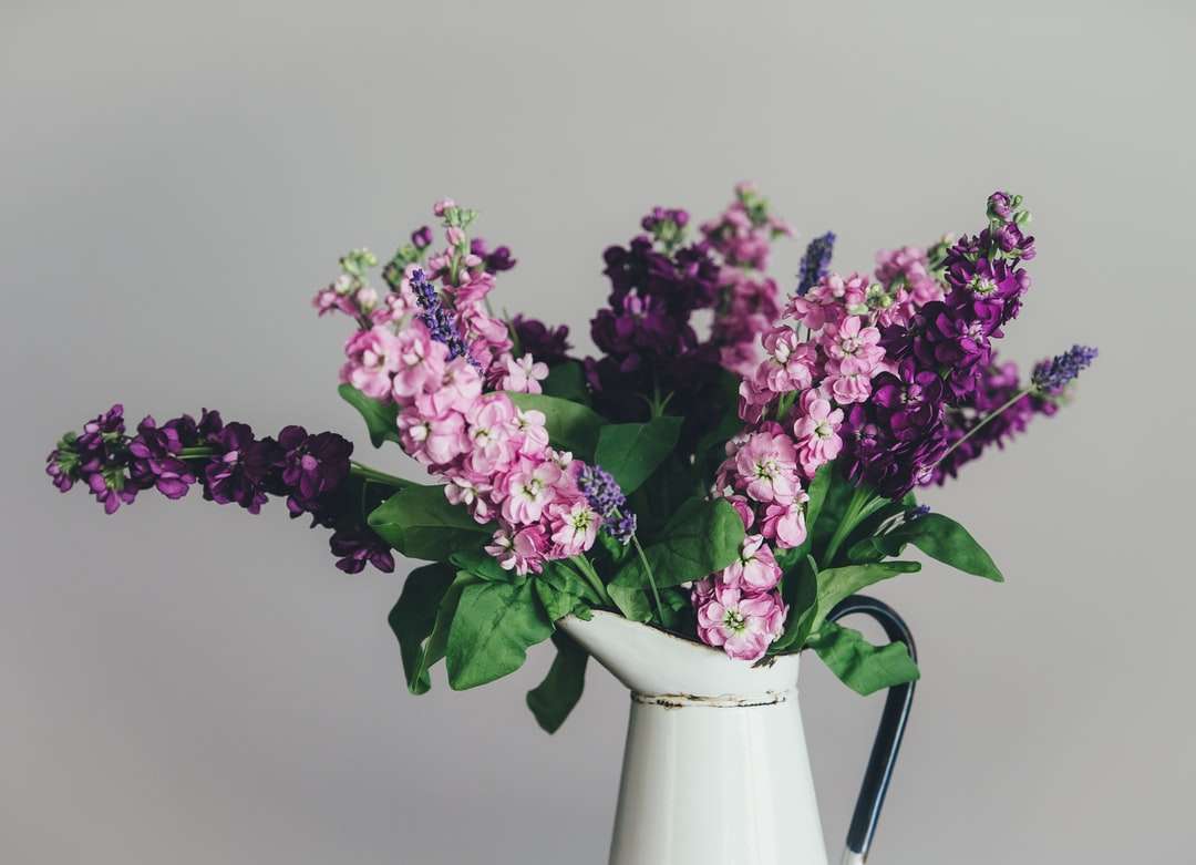 Zdjęcie różowych i fioletowych płatek kwiatów puzzle online