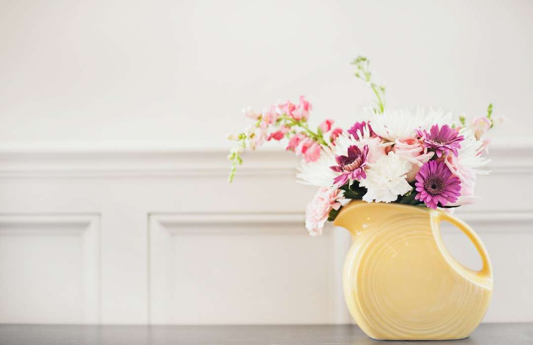 Białe i fioletowe kwiaty na białym ceramicznym wazie puzzle online