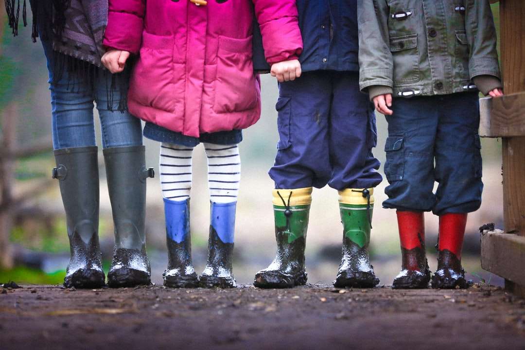 Cztery dzieci stojące na brudu w ciągu dnia puzzle online