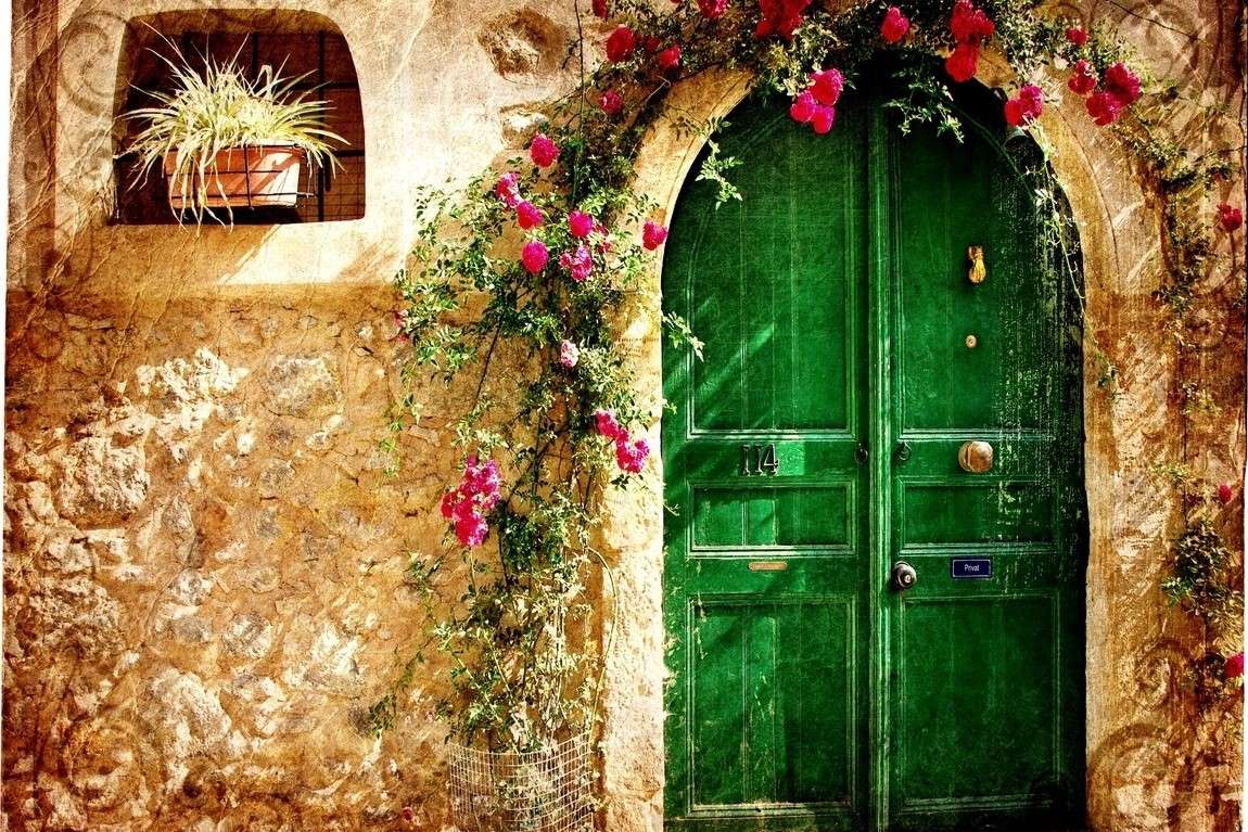 Zielone drzwi w kamienicy puzzle online