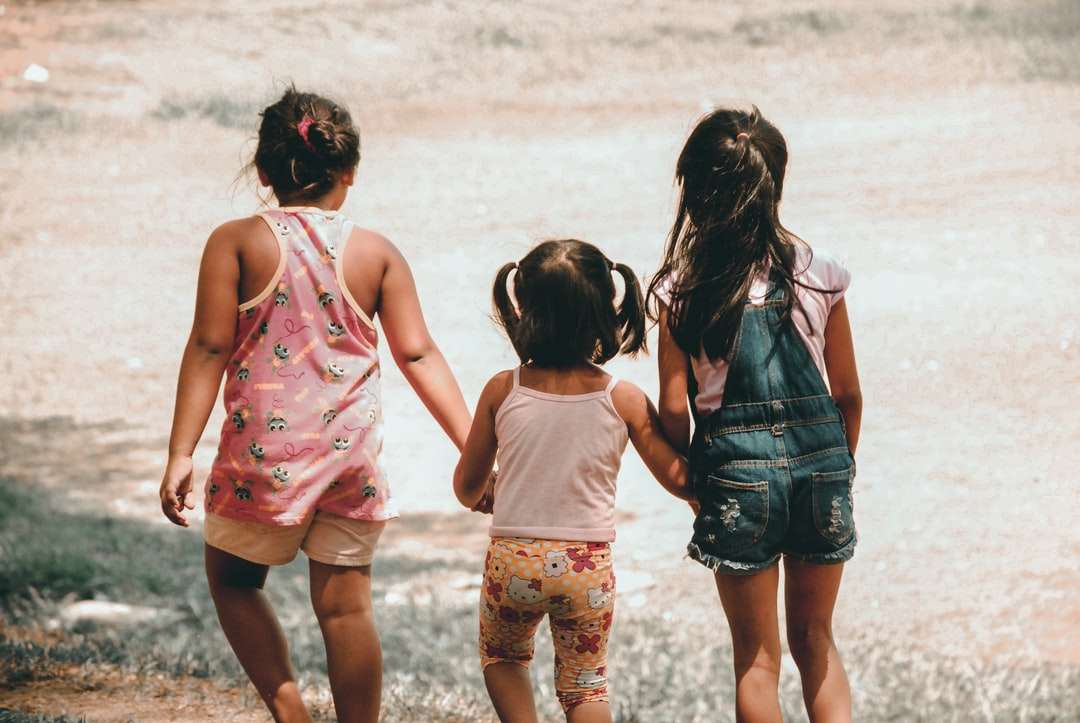 trzy dziewczyny trzymające się za ręce puzzle online