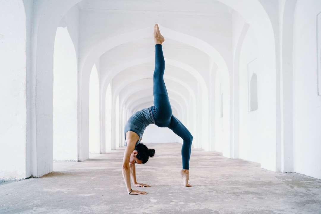 Kobieta w niebieskich legginsach i czarnym towarzystwie top robienie jogi puzzle online