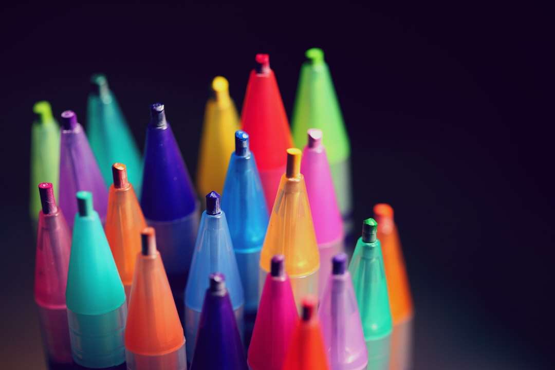 Wielo- kolorowy długopis na czarnym tle puzzle online