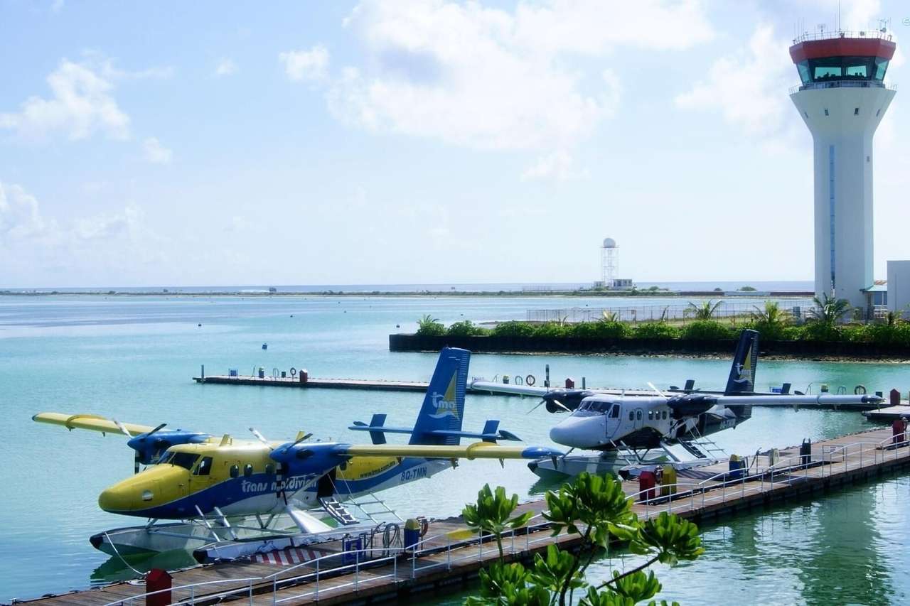 Malediwy- wodne samoloty na lotnisku puzzle online