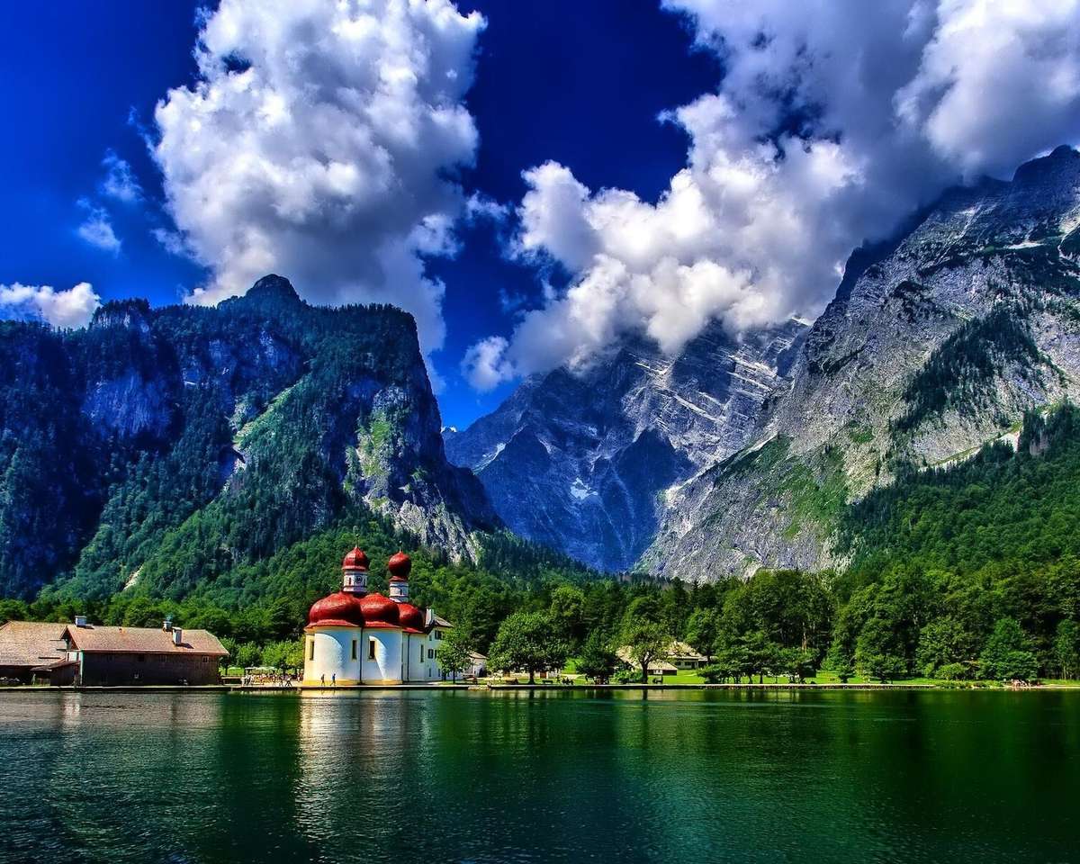 Bawaria- kościół nad jeziorem w górach puzzle online
