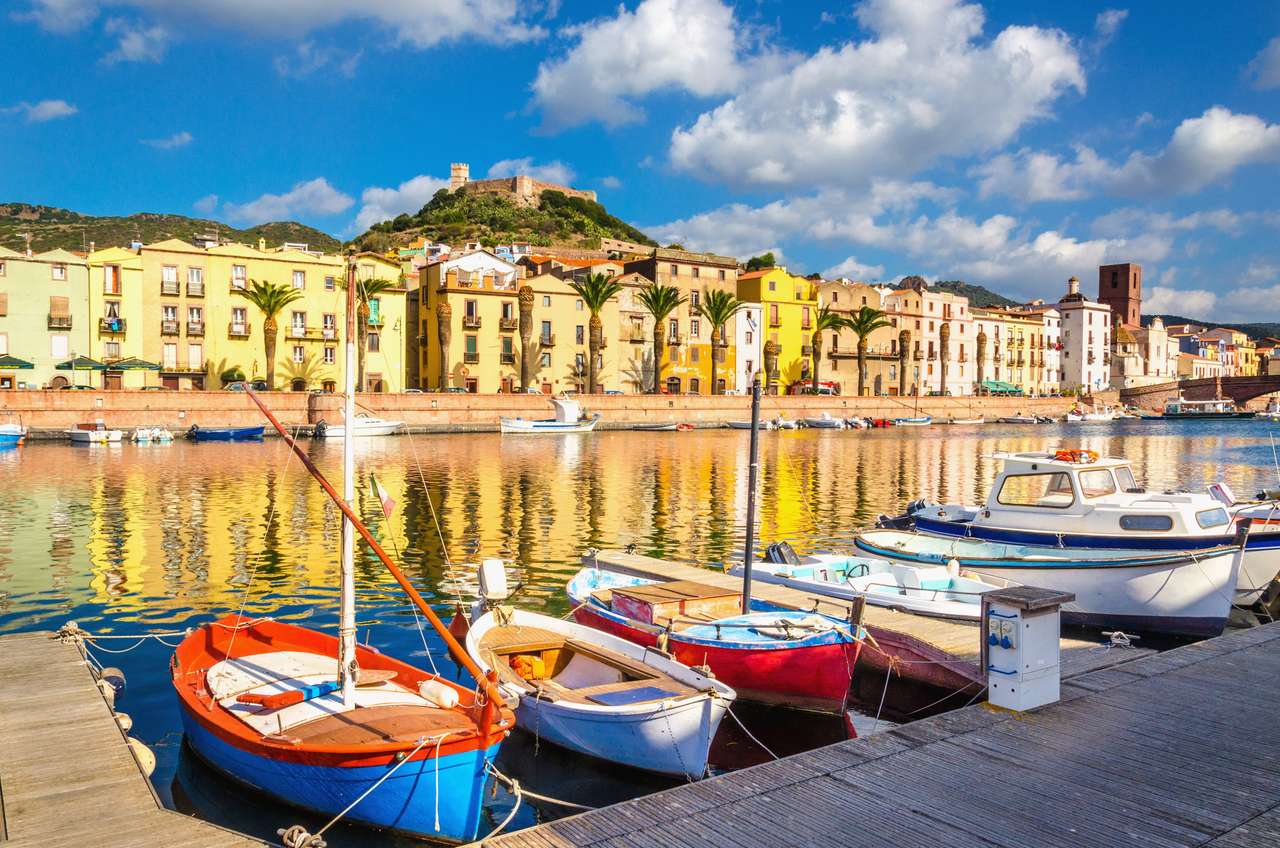 Kolorowe domy i łodzie w Bosa, wyspa Sardynia, Włochy, Europa puzzle online