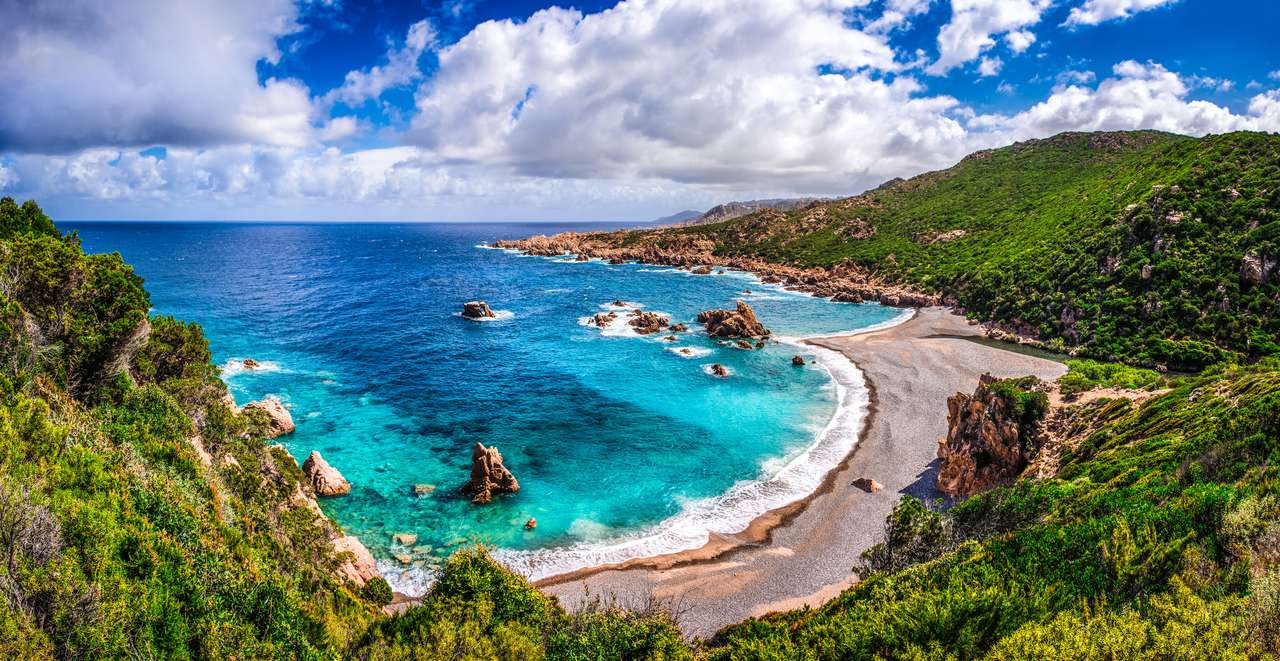 Piękna linia brzegowa oceanu w Costa Paradiso, Sardynia, Włochy puzzle online