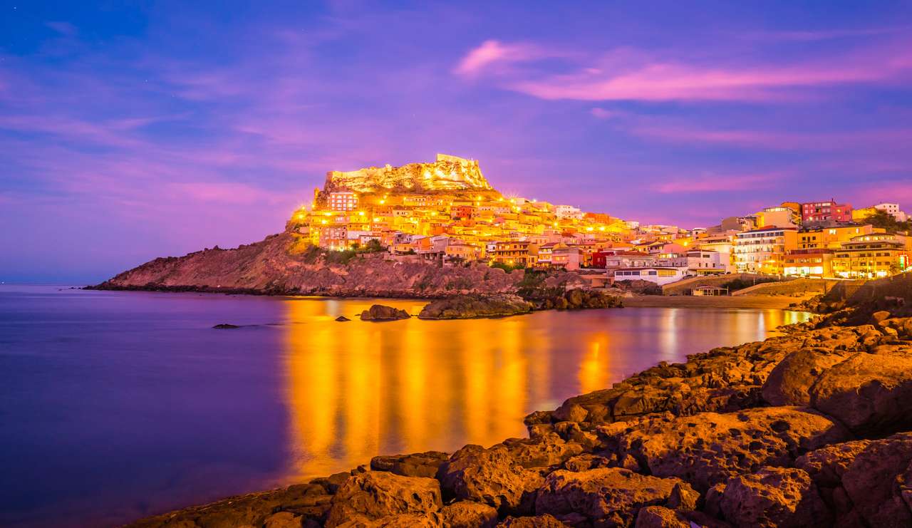 Malownicze średniowieczne miasto Castelsardo umieszczał wysoko nad morzem na Gulf of Asinara na północnej Sardynii. puzzle online