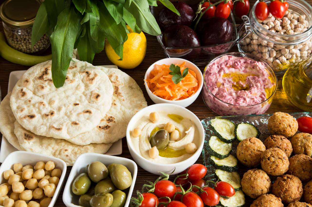 Wegański posiłek - Hummus i Falafel z warzywami i chlebem pita puzzle online