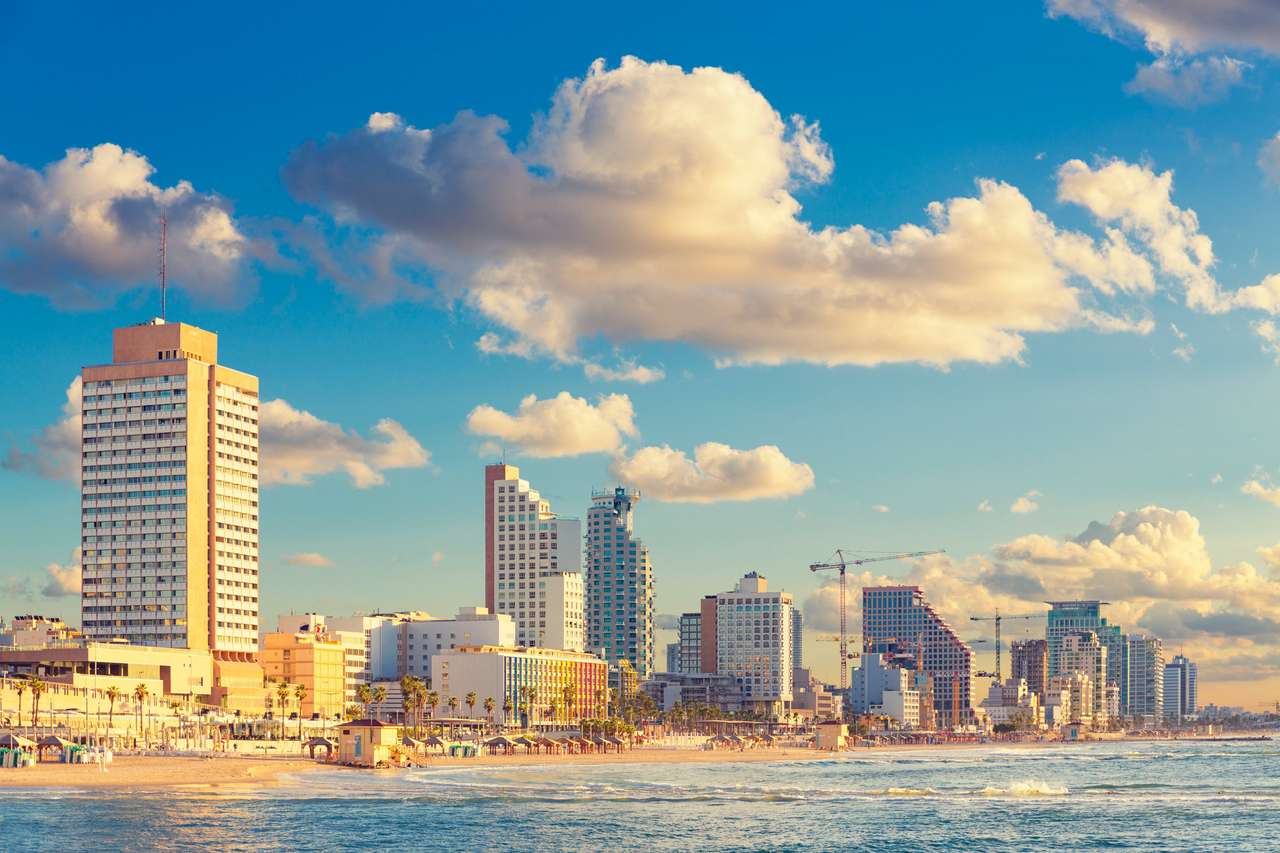 Tel Aviv városkép napnyugtakor - kilátás a tengerről kirakós játék